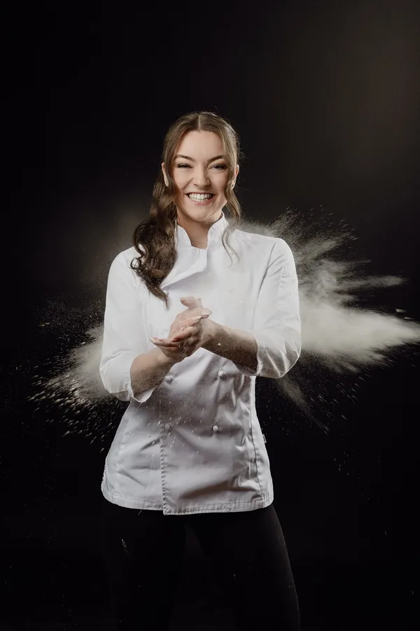Annika beim Backen